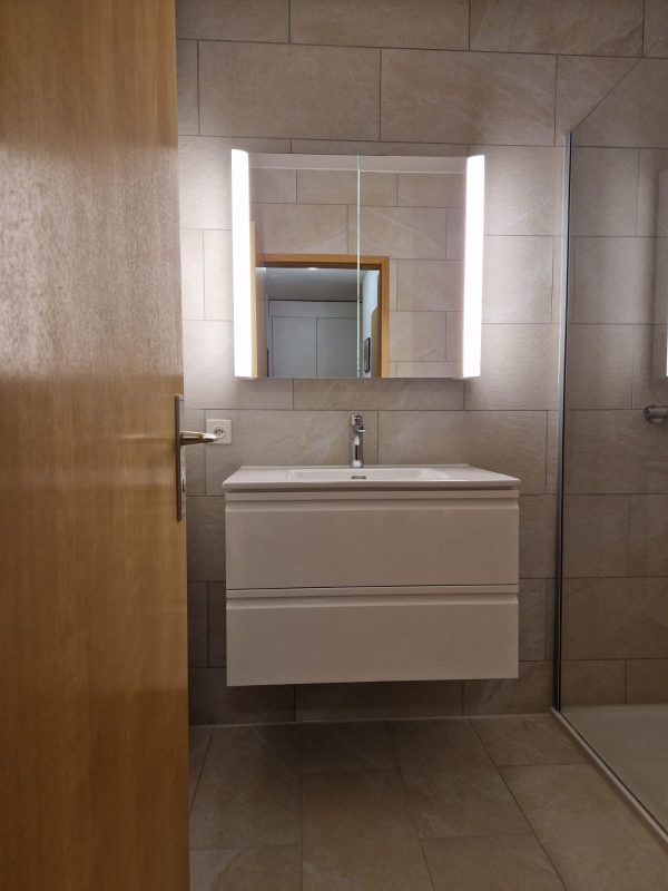 Meuble vasque suspendu et miroir rétroéclairé, douche à l'italienne au fond