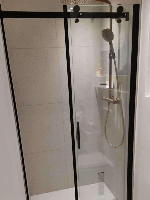 Paroi de douche coulissante à profilés noirs sur receveur extra-plat